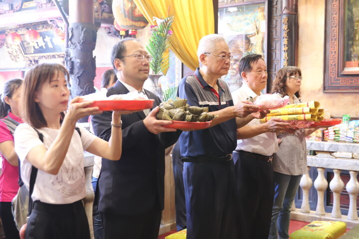中華醫大校長孫逸民(右四)、董事長鄭啟瑞(右三)偕同護理等五系系主任、主管到台灣首廟天壇向玉皇大帝及文昌帝君虔誠祈學生國家考試「包中」過關
