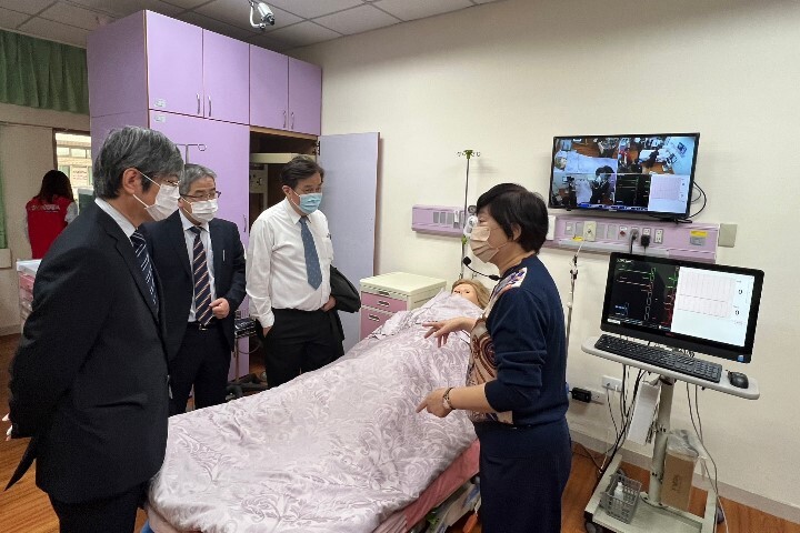 日本足利大學和赤十字醫院參訪團成員參觀中華醫大護理學院護理系教學設備