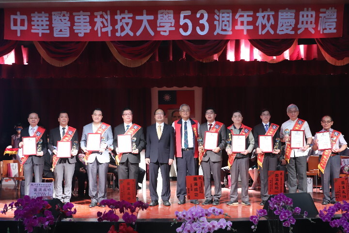 中華醫大110年9位傑出校友當選人與董事長鄭啟瑞(左六)、校長孫逸民(左五)合影