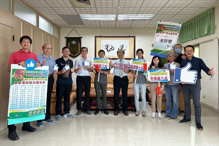 中華醫事科技大學視光系驗光師高考表現亮眼,校長孫逸民(左六)與系上師生開心分享喜悅