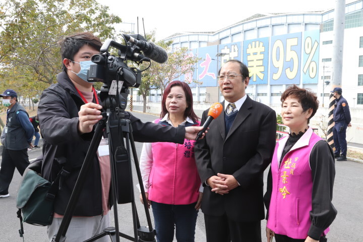 中華醫大校長孫逸民偕同兩位傑出校友台南市議員杜素吟、曾培雅接受媒體訪問談三爺溪治水