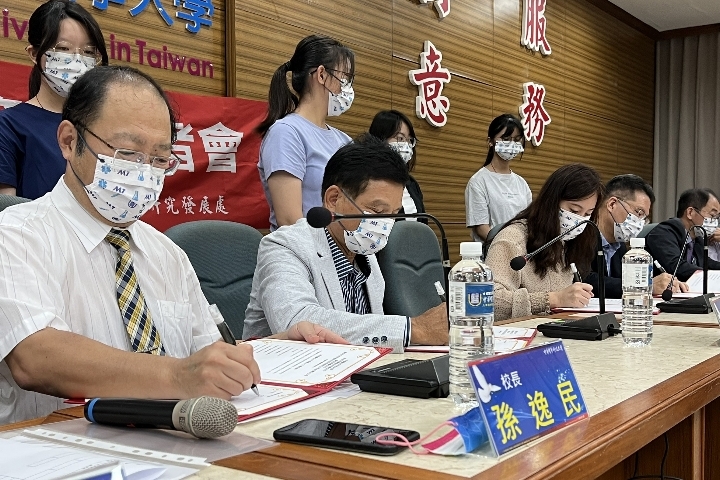 中華醫事科技大學致力產業學院國家重點產業發展需求人才培育,由孫逸民校長代表與尚發窯業董事長陳洋裕、東星眼鏡公司總經理盧儀芳、新加坡商天格科技臺灣分公司總經理王昱嵐(左起),簽署人才培力產學合作備忘錄