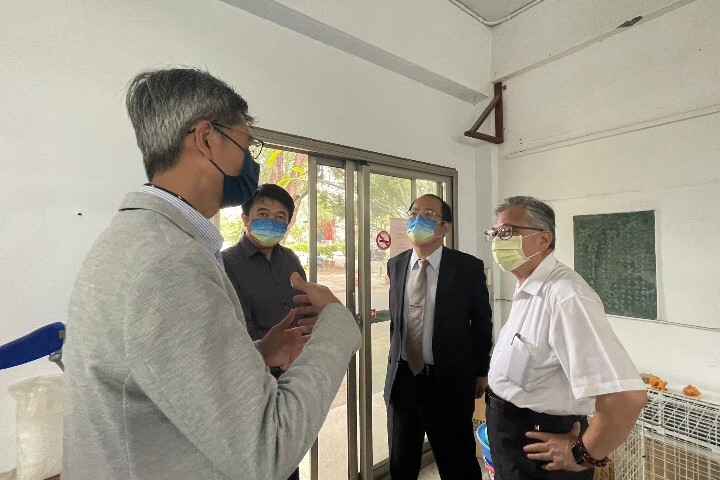 中華醫大校長孫逸民（右二）在成大副校長李俊璋等人陪同下進入家寶醫學研究室了解現況