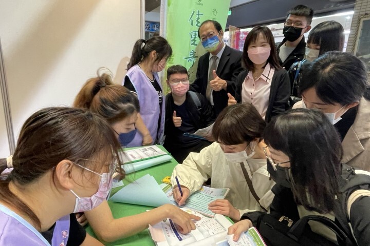 醫療院所集中徵才是中華醫大校園徵才就業博覽會的特色,孫逸民校長與護理系系主任蔡富棉為學生加油打氣