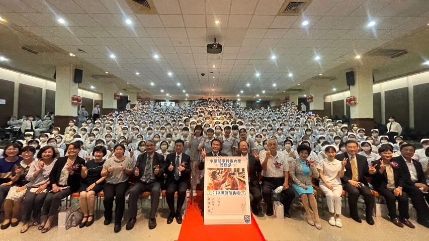 台南市市長黃偉哲受邀參加中華醫大護理系加冠典禮,為全體加冠生祝福並開心大合照