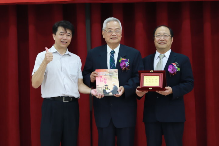 中華醫大校長孫逸民(右)與主秘洪明權(左)代表教職員贈送紀念品給卸任董事長鄭啟瑞表達感謝