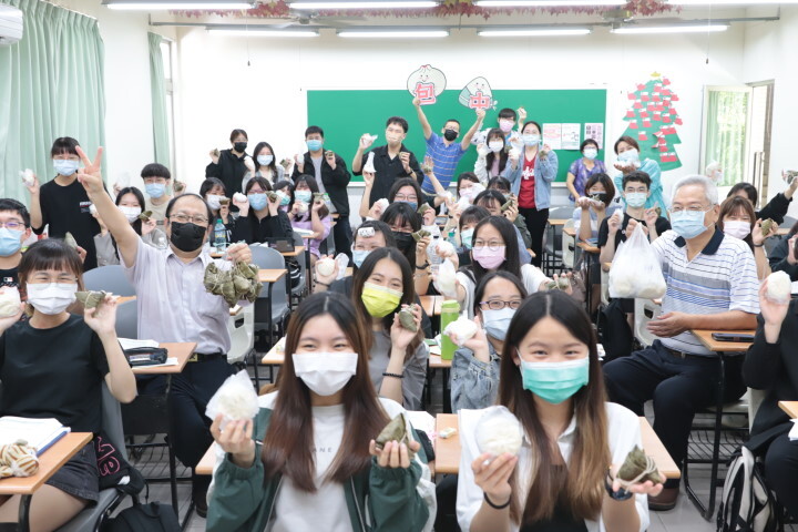 為即將參加國家考試的各系應屆畢業生祈福「包中」,中華醫大校長孫逸民偕同董事長鄭啟瑞請學生吃包子和粽子