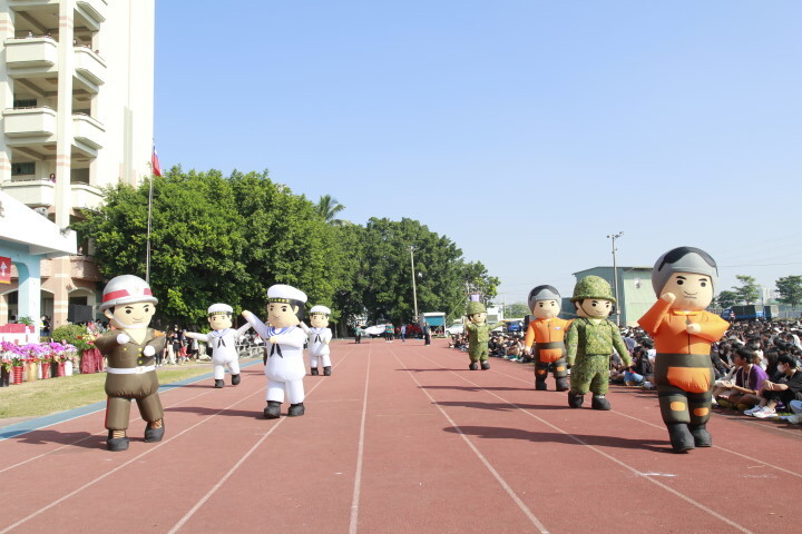 國防部以人型氣偶大跳國軍娃娃舞為中華醫大校慶運動會作開幕表演