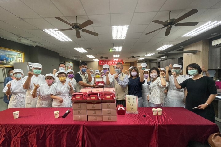 中華醫大餐旅系西式麵包甜點訓練班結訓,學員將成果化身公益製作50盒餐贈送仁德區獨居老人,由區公所代理主秘黃柏漳(左五)代表接受