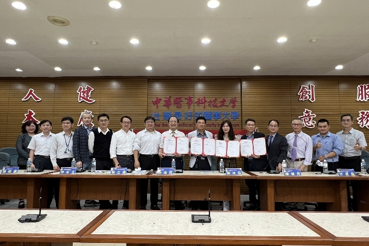簽署完成後產學雙方出席代表合照一起為今後的合作作見證