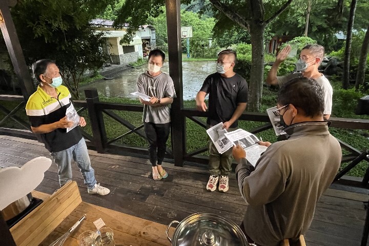 蔡志濃博士 (左)講授並指導如何製作「作物病蟲害非農藥防治資材」