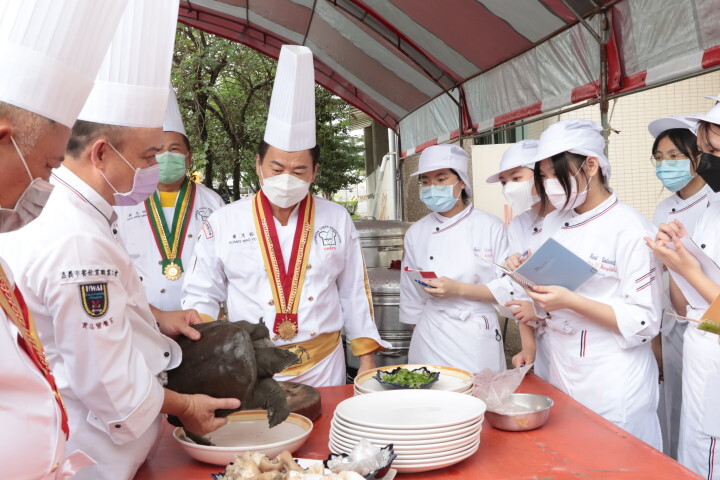 難得名廚聚一堂,中華醫大食品營養系學生現場見習聆聽大師講解食材特性和營養