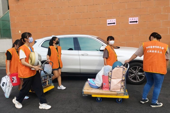 中華醫大出動住宿親善服務團隊以手推車為新生搬運行李入住校舍