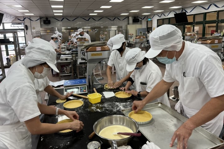 。  中華醫大受府勞工局委託開辦銀髮料理培訓班及西點麵包製作訓練班，歡迎有興趣學習第二專長的民眾踴