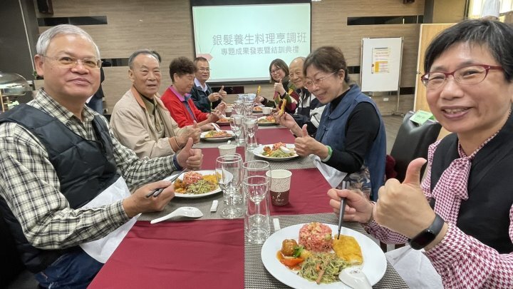 學員以「銀髮御膳饗健康」為料理主題邀請社區長者到場試菜,長輩們讚不絕口。