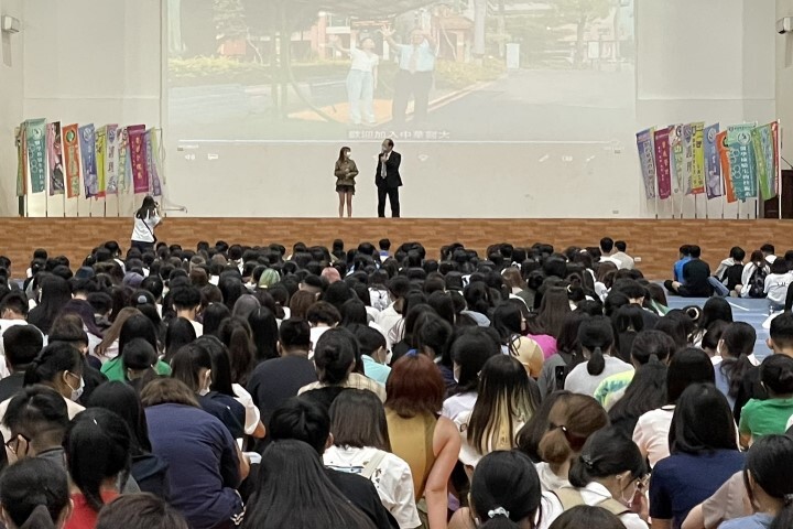 中華醫大校長孫逸民偕同華醫「學姐」扮起網紅拍片,帶領新生校園走透透認識華醫