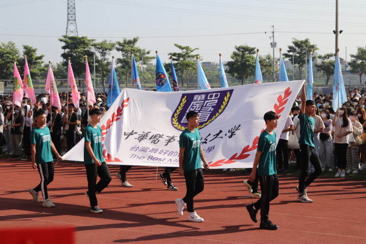 中華醫大55週年校慶運動會，由校隊選手舉校旗進場