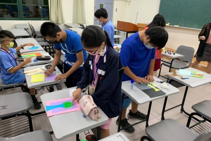 中華醫大「夜光天使」希望教室啟動,校長孫逸民(站立者右二)到場勉勵學子開心學習,享受大學教學資源