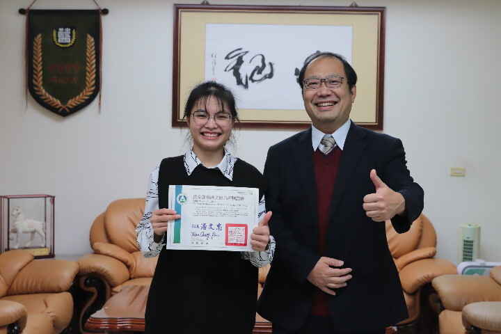 中華醫大校長孫逸民對新南向專班黃氏芳同學通過教育部華語測驗C1流利級認證當面讚許