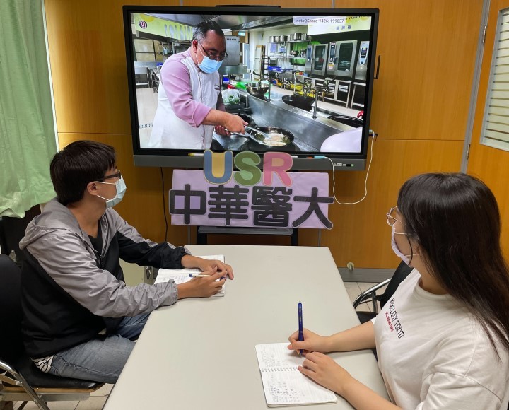 幫助楠西果農和地方產業促銷當季水果,中華醫大USR計畫團隊請餐旅系謝仁哲教授線上指導盛夏果豔餐盒料理