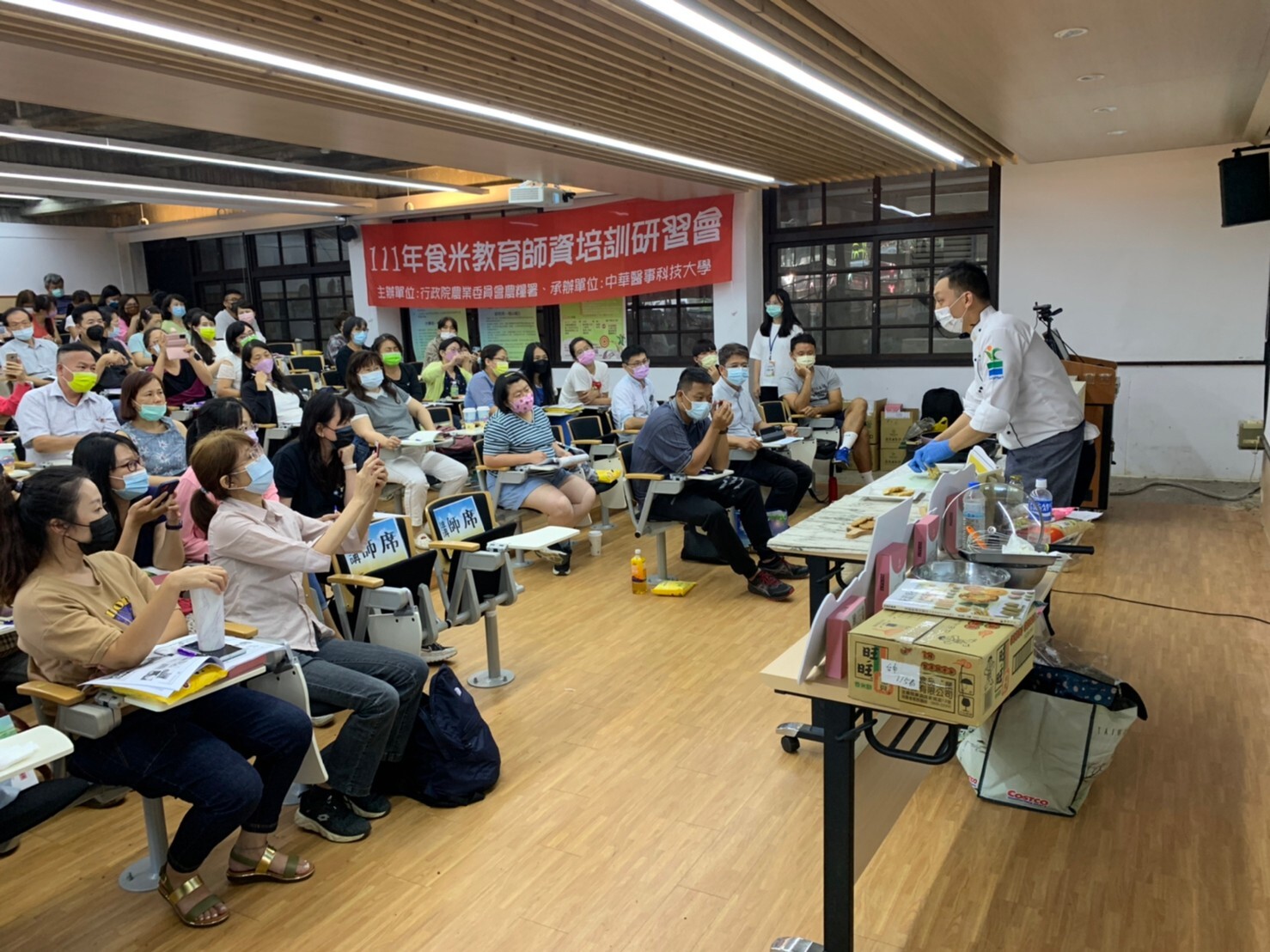 食米教育師資培訓透過實作示範製作黑糖芝麻米餅乾及蝦仁野菜米煎餅