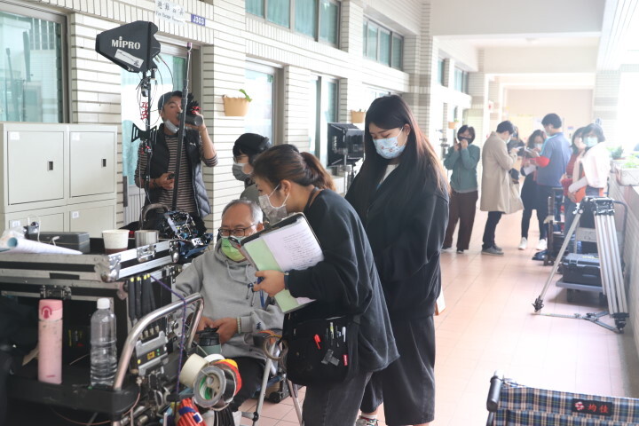 大愛電視台「天下第一招」劇組在導演林博生的帶領下，進駐中華醫大展開為期兩天的拍片。 