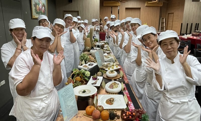 中華醫大銀髮料理培訓班結訓成果發表會,26位學員合力製作25道銀髮美食料理秀成果