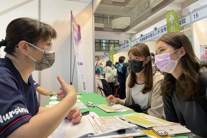 護理師搶手,醫療院所派出幹部直接現場面試搶人