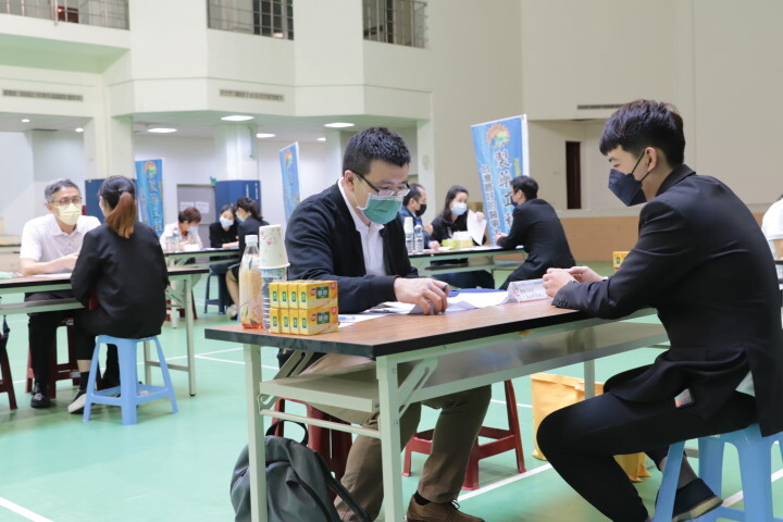 中華醫大製藥工程系就業博覽會暨實習媒合會,藥廠主管直接面試學生進行實習選才