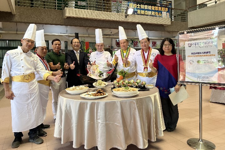 中華醫大校長孫逸民(右五)與食營系系主任洪千雅(右)與六位大廚展示完成的拿手大菜