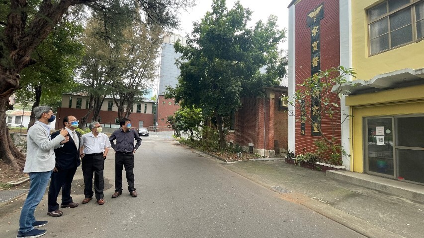 家寶醫學研究室與中華醫大淵源深，在校友的關切下校長孫逸民（左二）等前往實地探勘了解