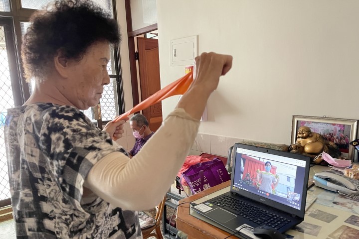 家住歸仁區七甲里83歲的曾玉釵奶奶透過線上視訊在家勤做健康操