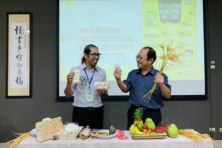 中華醫大校長孫逸民(右)與菲律賓英語老師Gracia 展示台菲米食點心與特色水果