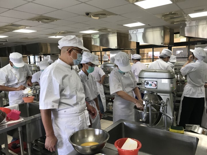 中華醫大為失業者創造職能第二春開辦西式麵包甜點及烘焙等技能培訓班