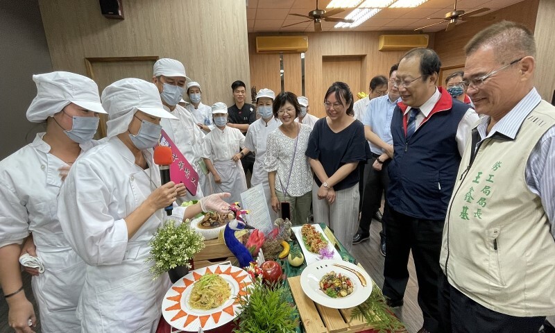 學員不但學習銀髮料理廚藝,還以說菜方式向台南市府勞工局局長王鑫基(右一)、中華醫大孫逸民校長(右二)等貴賓及師長介紹各道料理特色