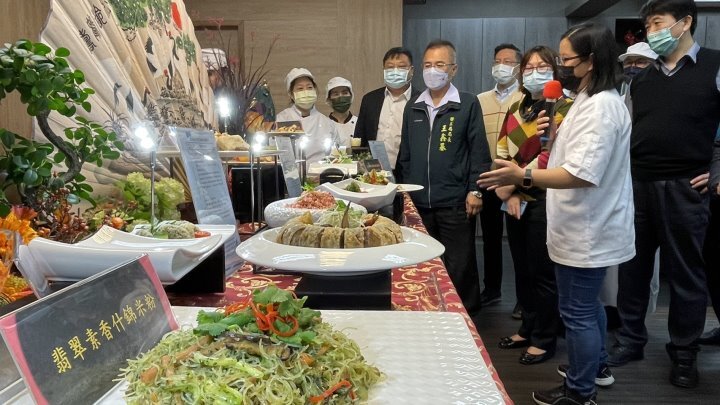 台南市政府勞工局局長王鑫基偕同職訓就服中心主任梁偉玲及華醫師長參觀學員的銀髮養生料理創作