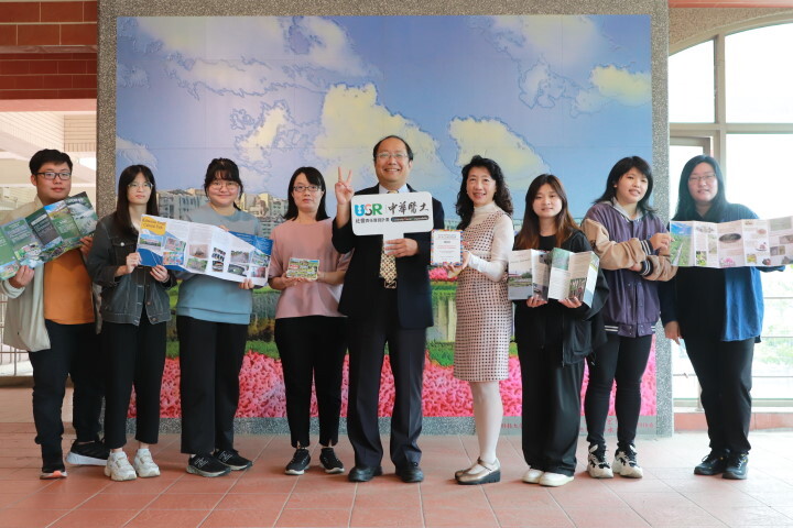 由孫逸民校長(中)帶領的華醫USR團隊以臺南淺山區觀光導覽介紹獲2023第三屆國際藝術節「最佳地方社區原創故事獎」