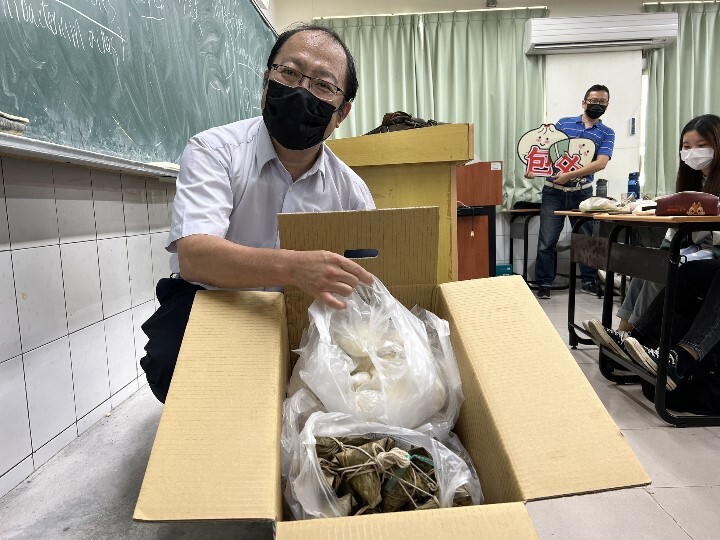 中華醫大校長孫逸民準備500多顆包子和粽子送應屆畢業生祝福國考「包中」